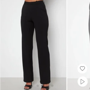 Svarta kostymbyxor  - Säljer dessa helt nya kostymbyxorna från veromoda. Super fina! Byxorna heter ”vmzamira me slim straight pant ga noos” ifall ni vill hitta fler bilder🫶🏼❤️nypris 400kr mitt pris 200kr🌟