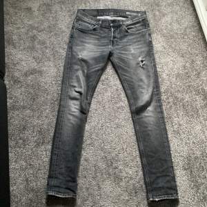 Jeans från dondup, modell George, bra skick, storlek 32 nypris 3599 - vårt pris 1199. Hör av dig vid frågor!/SS