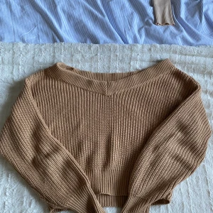 Virkad tröja  - En brun virkad tröja som är lite kortare och den går ner lite vid axlarna men den är super fin på!