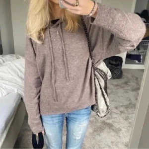 Brun stickad hoodie - Supersnygg brun stickad tröja från Lindex som är slutsåld Lånad bild men skriv ifall ni vill ha egna🥰🥰Bra skick