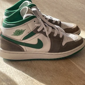 Jordan 1 mid grey green - Säljer då dem är för små, varan har även tecken på användning speciellt på mockan och priset är diskuterbart, här gärna av er om ni har några frågor eller vill ha fler bilder