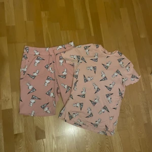 Mjukis set - Ett gulligt och roligt snobben, t shirt och shorts set från H&M.💗Shortsen är storlek M och t shirten storlek S. Köparen står för frakten💗