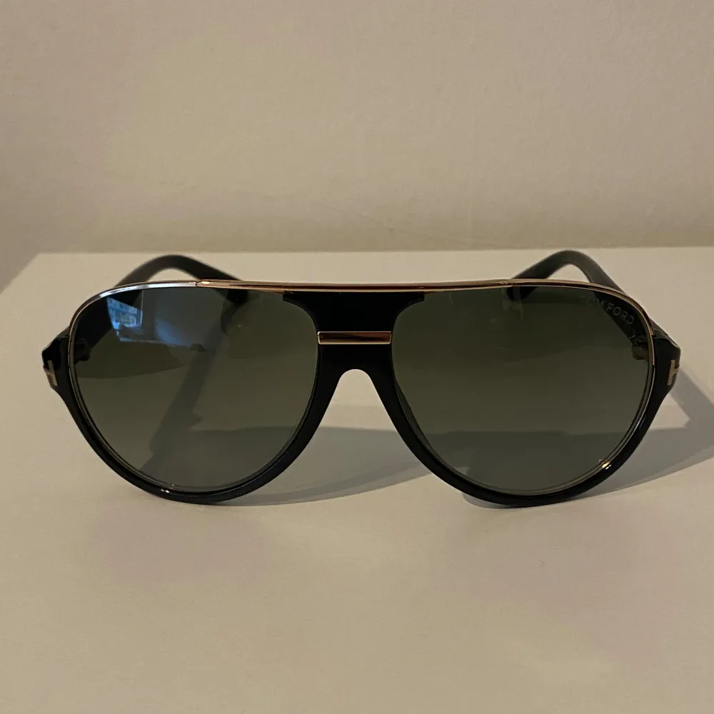 Säljer nu dessa trendiga och unika Tom Ford Solglasögon i ett perfekt skick! Modellen heter Dimitry och är i Aviator modell. Nypris ligger på ca 2200kr❌ säljer nu för endast 1399kr✅. (Skydd ingår) Hör av dig vid minsta lilla fundering 😊😊. Övrigt.