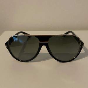 Säljer nu dessa trendiga och unika Tom Ford Solglasögon i ett perfekt skick! Modellen heter Dimitry och är i Aviator modell. Nypris ligger på ca 2200kr❌ säljer nu för endast 1399kr✅. (Skydd ingår) Hör av dig vid minsta lilla fundering 😊😊