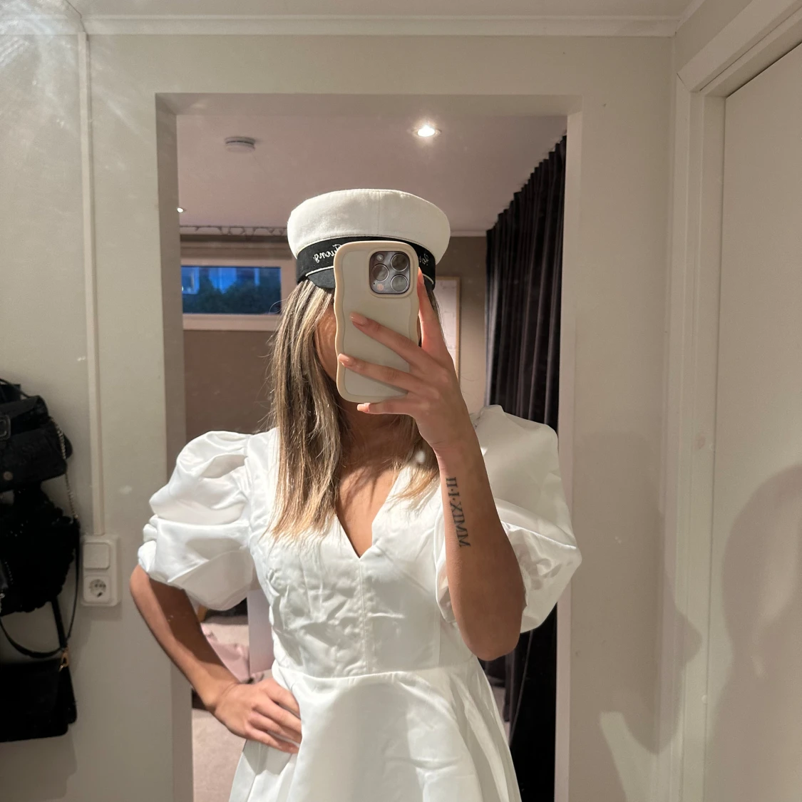 Vit puffig studentklänning