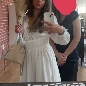 Skolavslutningsklänning  - Säljer min skolavslutnings klänning då den inte kommer till användning längre💞Jätte fin och har jätte fina detaljer som verkligen får den att sticka ut💞🙌 passar både XS och S