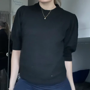 Kortärmad stickad tröja  - Säljer nu denna gulliga tröja! Den är köpt från Zalando från JDY. Använd fåtal gånger och är i gott skick! Skriv vid fler frågor!❤️