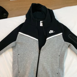 Nike tech - Säljer eftersom den är för liten