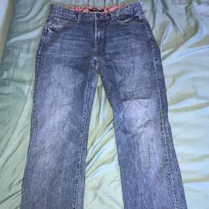 Säljer nu ett par snygga Gant Jeans. Width-30, Length-32. Jeansen är regular fit och är helt nya och oanvända