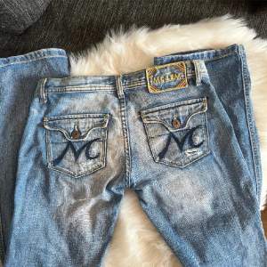 Så snygga y2k jeans från plick men de var lite för små för mig😭 bilderna är lånade. Skriv vid minsta fundering❤️ midjemått: 80cm och innerbenslängden: 85-90cm❤️