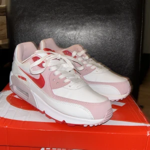 Nike Air valentines edition - Oanvända, fick de i present men eftersom att de har en högre sula kommer de inte till användning. Det är valentines edition från 2021. De är storlek 40 men passar som 39