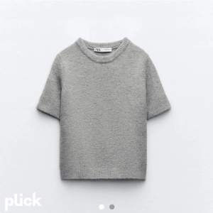 Säljer min gråa stickade tröja från zara pågrund av att jag har en liknande som jag gillar mer. Det är jätteskönt material och den är bara använd 1-2 gånger så den är som ny.