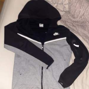 Nike Tech zip hoodie i färgen grå svart, absolut inget fel med den men har tröttat så säljer den för bra pris. Vid frågor besvaras i dm eller fler bilder!🕺❤️👍🏽