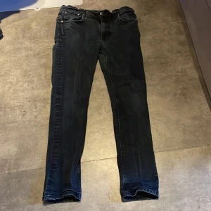 Nudie jeans skinny  - Bra skick,  storleker: W=31 in, L=30 in  Passar mig som 14 år och 172 cm. Är väldigt tighta dock och har dessutom rätt små ben. Hör av vid intresse 