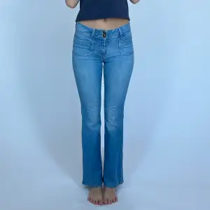 Stretchiga jeans från Esprit. 36 cm tvärs över midjan och 81 cm innerbenslängd
