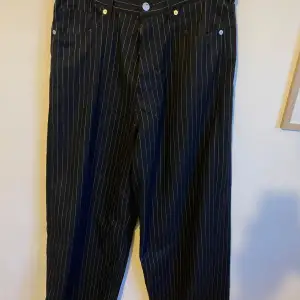 Ett par randiga weekday astro baggy trousers. Använda 1 gång