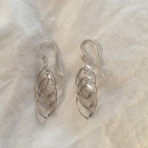 Örhängen - Oanvända silverfärgade örhängen💗