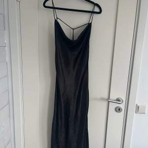 Supersnygg svart silkesklänning med öppen rygg❣️❣️