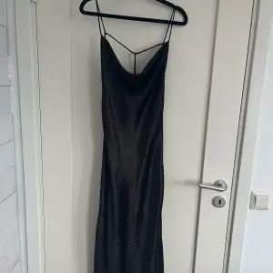 Supersnygg svart silkesklänning med öppen rygg❣️❣️