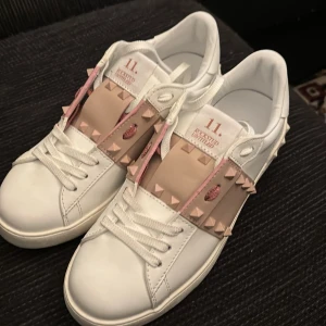 Valentino skor  - Säljer valentino skor då dom var för små för min dotter. Stl 39 innermått i skon är 25cm 
