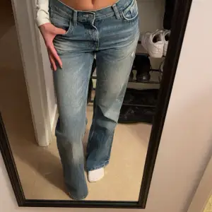 Mid rise flared jeans i storlek 34 från Zara.