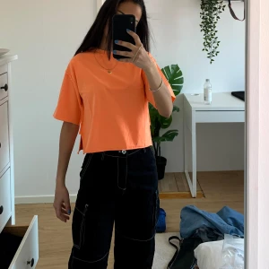 Fina svarta raka byxor i tyg med vita sömmar - Ett par sköna ”snickar/cargobyxor.” Sitter lite oversized och har hög midja. Bra skick. 