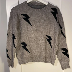Stickad tröja med blixtar - Säljer denna superfina stickade tröja med blixtar från shein⚡️ Väldigt skönt material! 