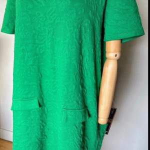Snygg grön kort klänning från Zara Kortare & lite vidare modell Den har påsydda fuskfickor Storlek L men det är som en Medium  L78/Bredd 54x2 under ärmarna  Jättefint skick! Använd 3ggr