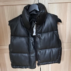Väst från Zara, oanvänd  - Säljer min helt oanvända väst från Zara, prislappen sitter kvar.  Kortare modell.  Köpt för 499kr. 