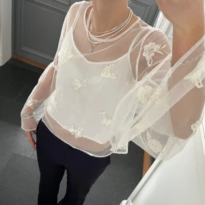 Vit blommig blus  - Vit blus med blommor från Hollister i storlek M. Linne inuti. Fint skick. Använd gärna köp nu!
