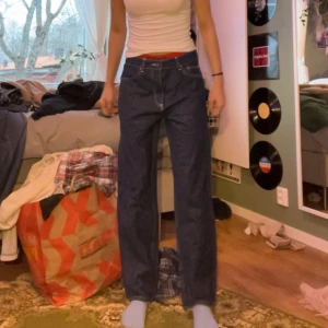 Jeans  - använt 1-2 gånger, bra skick och bekväma. sitter bra och är allmänt sköna. hör av er om ni vill ha mer information💕