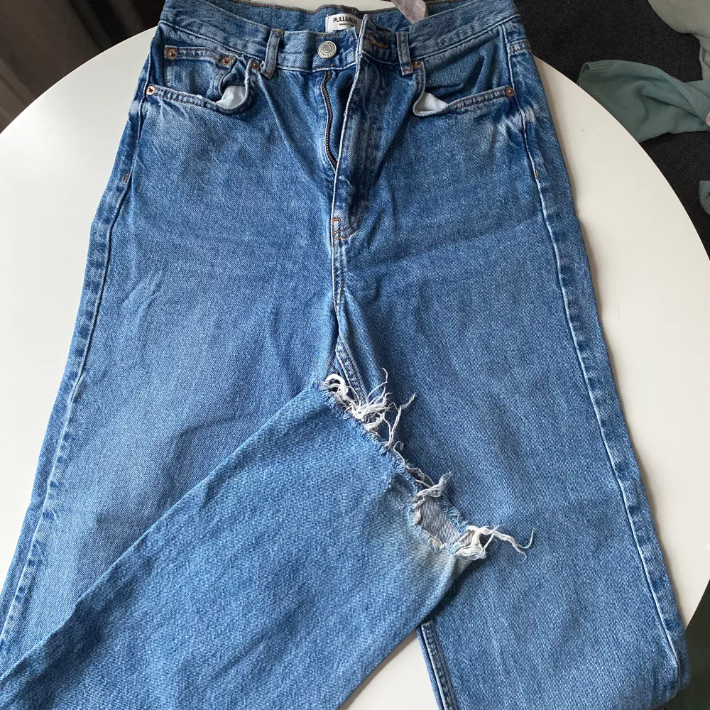Raka jeans från pull and bear. Jeans & Byxor.