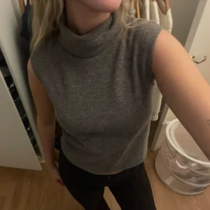 Grå top storlek S - Säljer denna oanvända fina tröjan från Gina i storlek S. Aldrig använd därmed i väldigt bra skick!