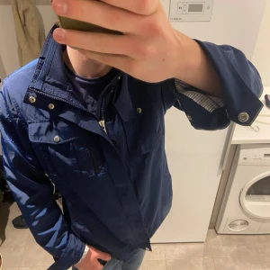 J. Lindeberg overshirt - En perfekt jacka nu till våren. Denna jacka håller högsta klass undran några defekter. Jackan passar perfekt om du är mellan 185-192cm. Köpt för 4000 vårt pris 1200 kontakta vid minsta lilla fråga.