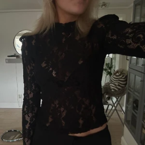 Spetstopp - Finaste spetsblusen från Åhléns!! Har använt en gång, så i väldigt bra skick.🎀 Den har lite puffärm längst upp på axeln, så snyggt! I strl M men passar S också. Hör av dig vid fler frågor 🩷💐