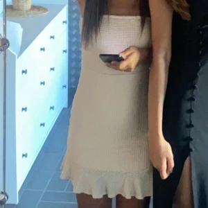 Kort klänning med volanger  - Beige kläning med volanger nertill  Super fin