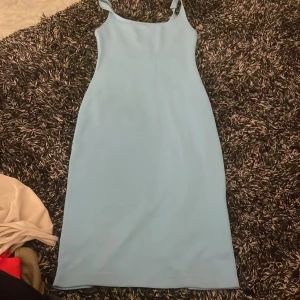 Blå klänning från Zara  - Använd en sommar  Sitter thigt  Slit bak 