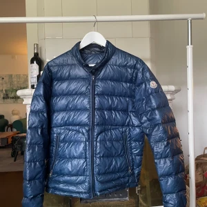 Moncler Acorus Jacka - Tja! Säljer nu denna riktigt feta moncler jackan, perfekt att ha inför vår/sommar! Jackan är i ganska använt skick och har två små lagningar (se bilder), därav priset, men den har mycket kvar att ge! Langa dm om ni har några frågor!🙌🏼🙌🏼