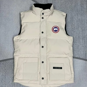 Beige Canada Goose Väst - BRA PRIS VID SNABB AFFÄR VIA PLICK Bra skick / inga skador Sitter bra