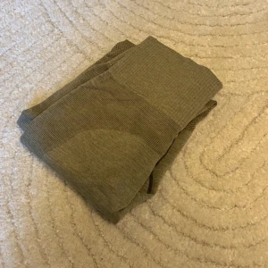 träningsbyxor/ träningstights  - märket lite slitet Gröna grön