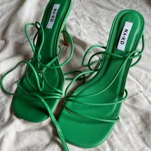 Klackar  - Klackar från NA-KD.  Använda en gång.   Inköpspris: 599:-