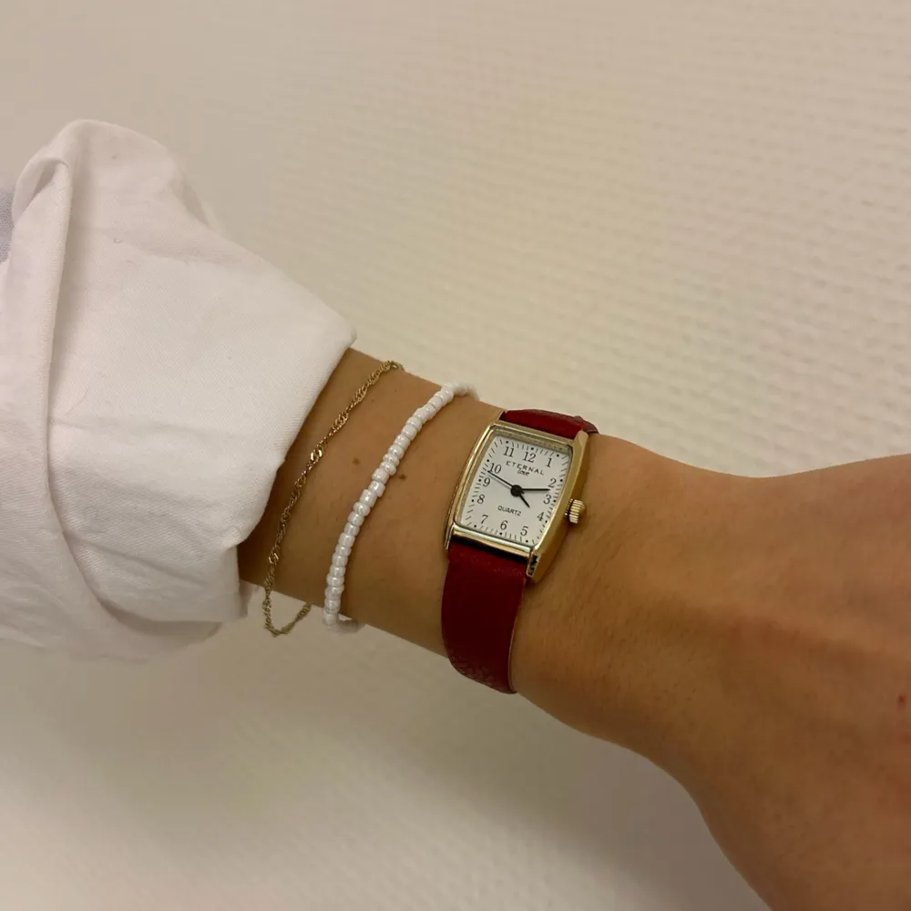 Den här klockan sitter verkligen som en smäck på armen och blir superfin till något armband❤️. Accessoarer.