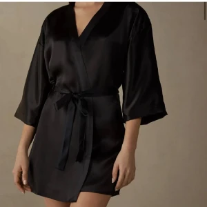 satin morgonrock - Satin morgonrock från hm som inte säljs längre, aldrig använd💕