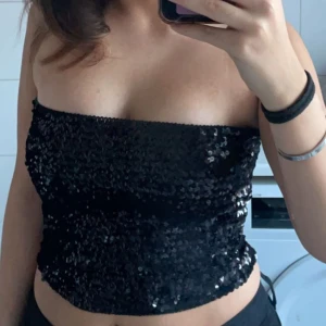 Glitter topp - Säljer denna fina glittertoppen som är perfekt till middag eller fest, helt ny därmed bra skick