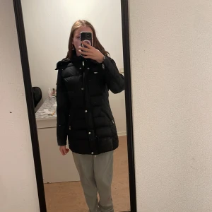 Rock and Blue jacka - Använd en vinter, säljer då dem har blivit för stor för mig. Pälsen är inte på på bilden men den går att sätta på.