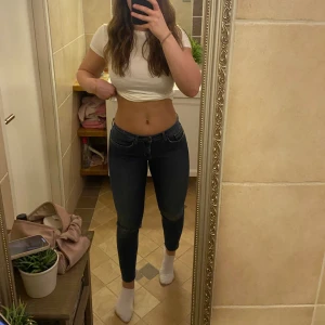 Lågmidjade calvin Klein jeans - Använda men bra skick, ”hål” på ena knät(se sista bild). 