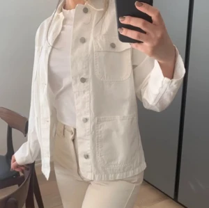 Carhartt WIP W’ Michigan Coat Off-white - Perfekt vårjacka från Carhartt. Modellen heter W’ Michigan, jeansjacka i off-white. Fyra fickor framtill. Helt ny, aldrig använd.