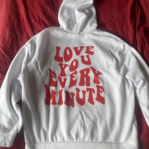 Vit hoodie med röd text på baksidan - En vit hoddie ganska tjock så man inte behöver jacka perfelt nu till våren 