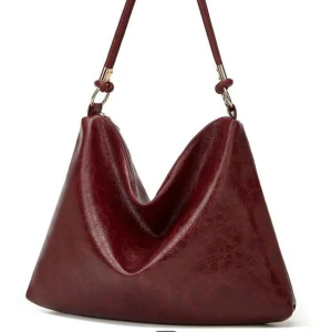 Röd väska - Denna är köpt från SHEIN men är alltid för långsam med att göra retur så kan inte lämna tillbaka den nu. Har även en till röd väska i min profil. Den är superfin och röda väskor börjar ju bli lite trendigt nu 😉✨köpt för 123kr