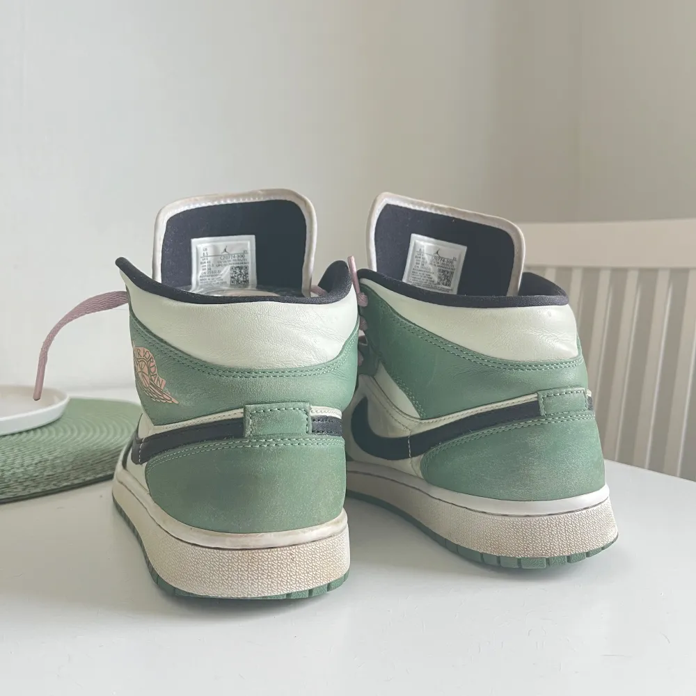 Säljer mina jordan 1 dutch green mids. Det är i storlek 40. Väl använda, därav priset. Enligt många sidor är de i nytt skick värda 7000kr. Skor.